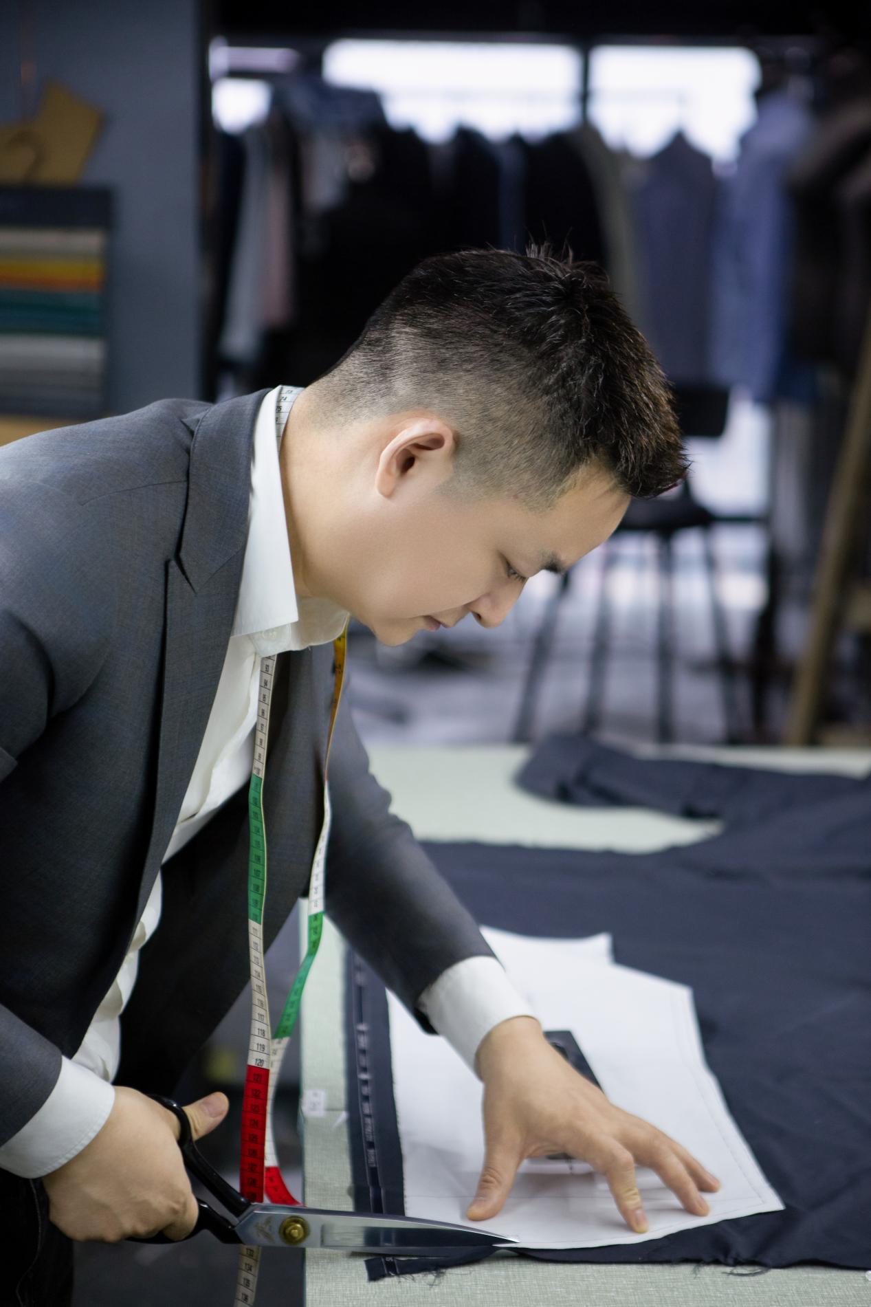 4436x12威尼斯官网合肥成衣一针一线缝出国际定单手工洋装定制受年青人追捧(图3)