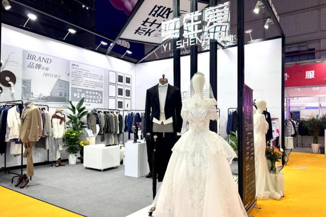 澳门威尼斯人以衣载道奕生爱解释全场景穿衣艺术(图1)