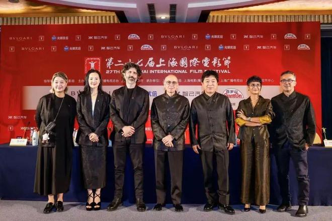 4436x12威尼斯上海国际影戏节上金爵评委穿的“新中式”由阿拉长宁企业定制！(图1)