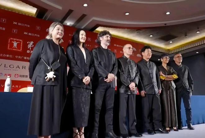 4436x12威尼斯上海国际影戏节上金爵评委穿的“新中式”由阿拉长宁企业定制！(图5)